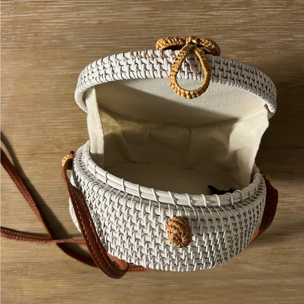 White Round Woven Wicker Crossbody Bag - Picture 4 of 7